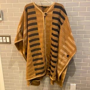 Chic ESCADA Camel Mixed-Tone Blanket Cape Poncho